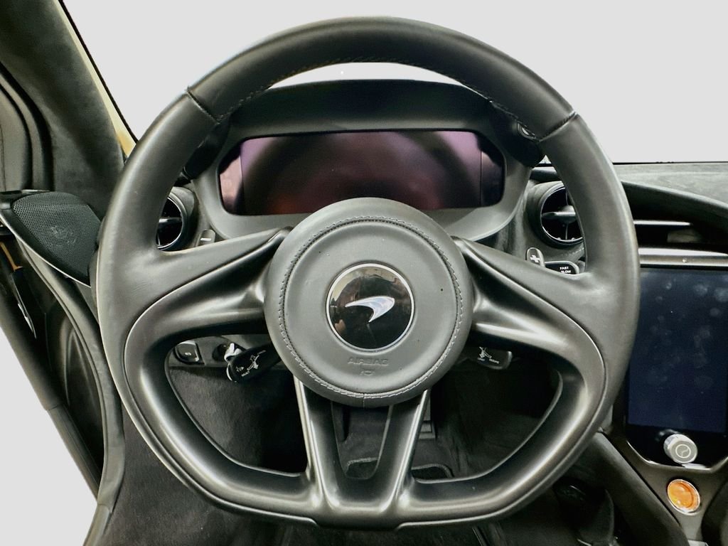 Used 2025  McLaren  image 12