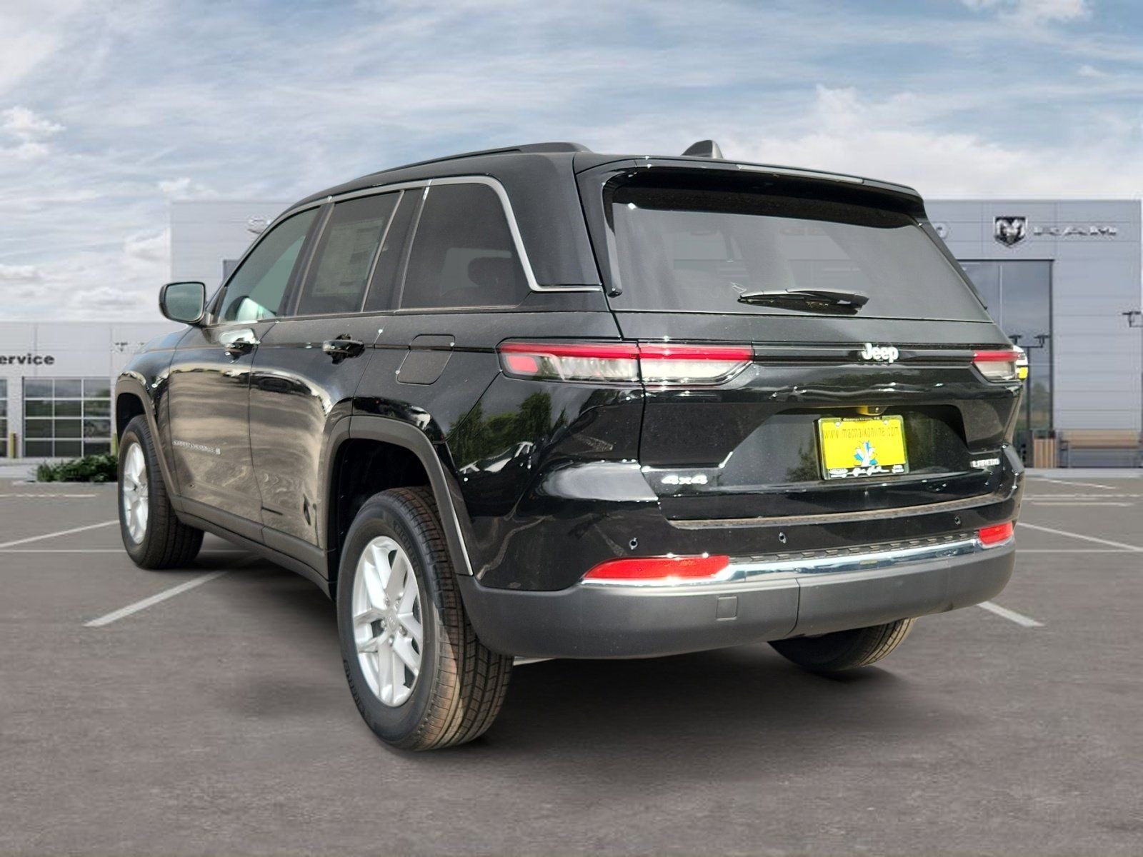 New 2026 Diamond Black Crystal Pearl-Coat Exterior Paint Jeep Laredo image 3