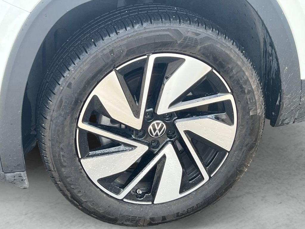 Used 2025  Volkswagen 2.0T SE w/Technology image 23