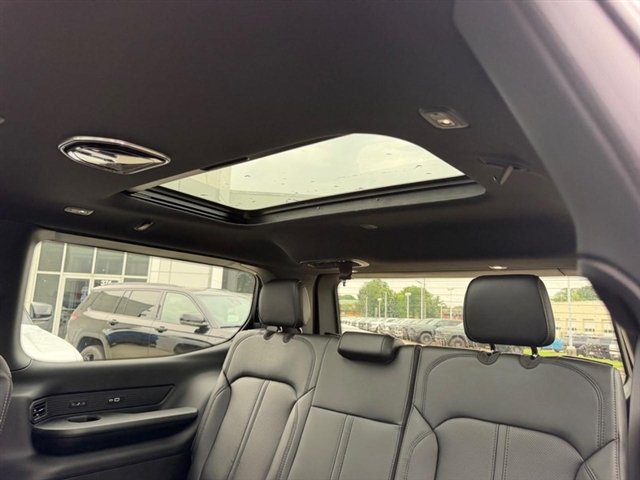 New 2026 Velvet Red Pearl-Coat Exterior Paint Jeep Limited Reserve image 10