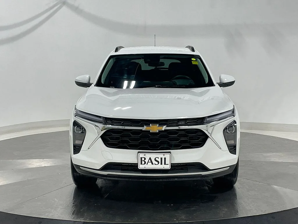 Used 2025 White Chevrolet LT image 9