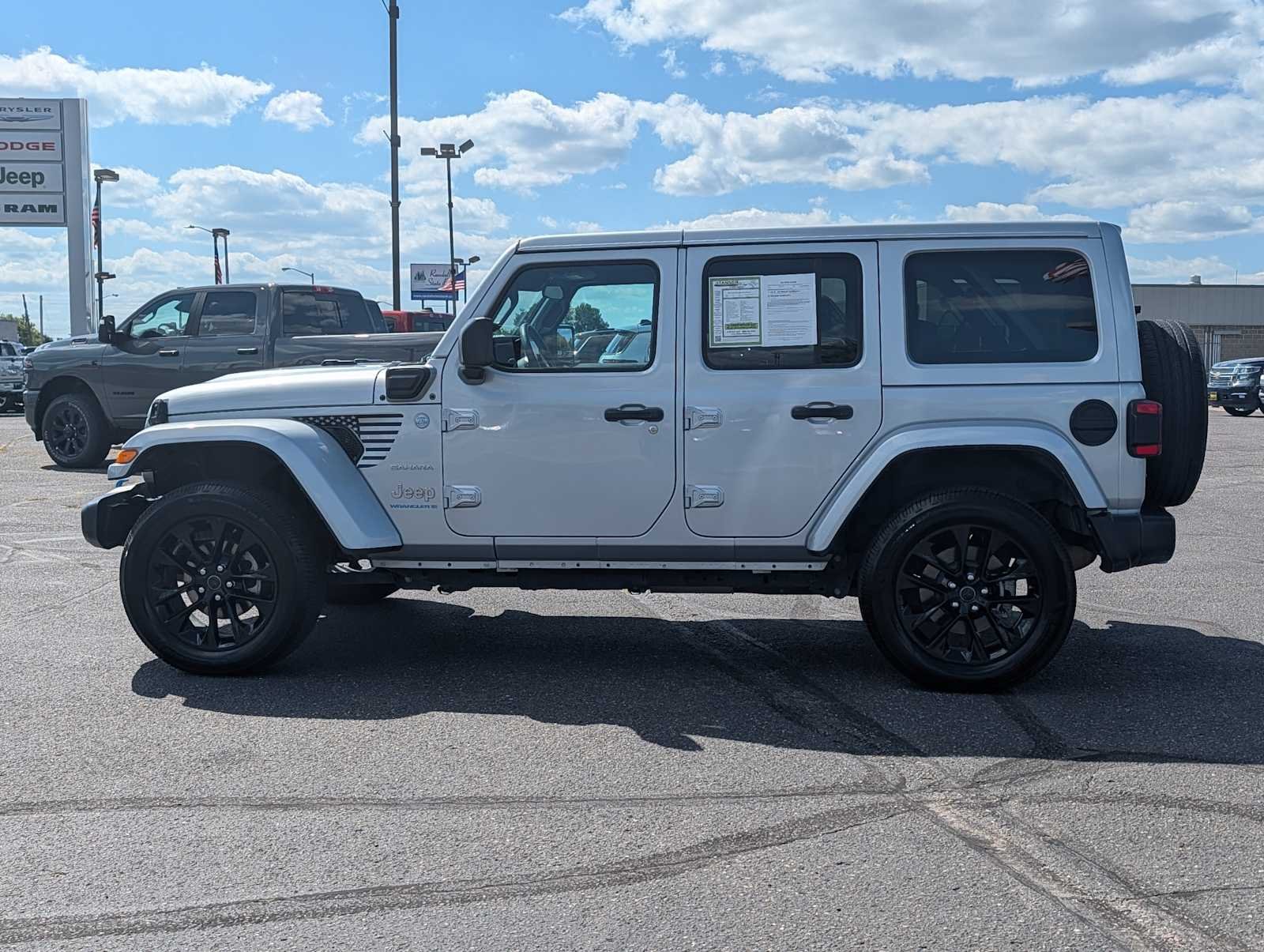 Used 2024 Silver Zynith Clearcoat Jeep Sahara image 4