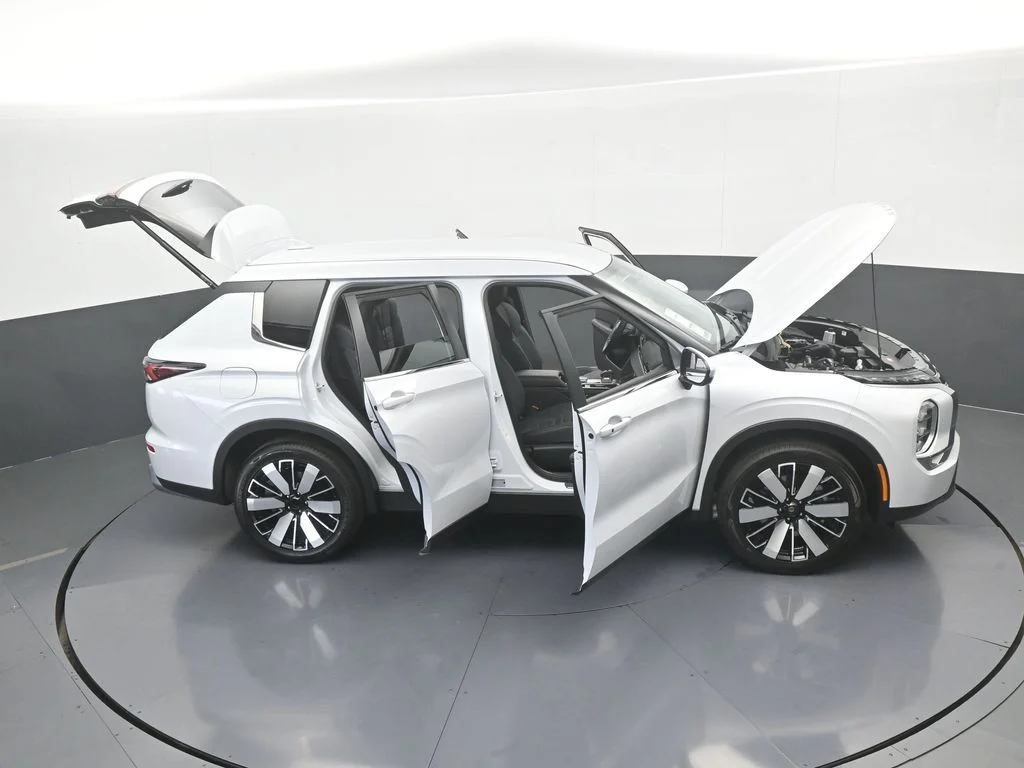 New 2026 Diamond White Mitsubishi SE image 78