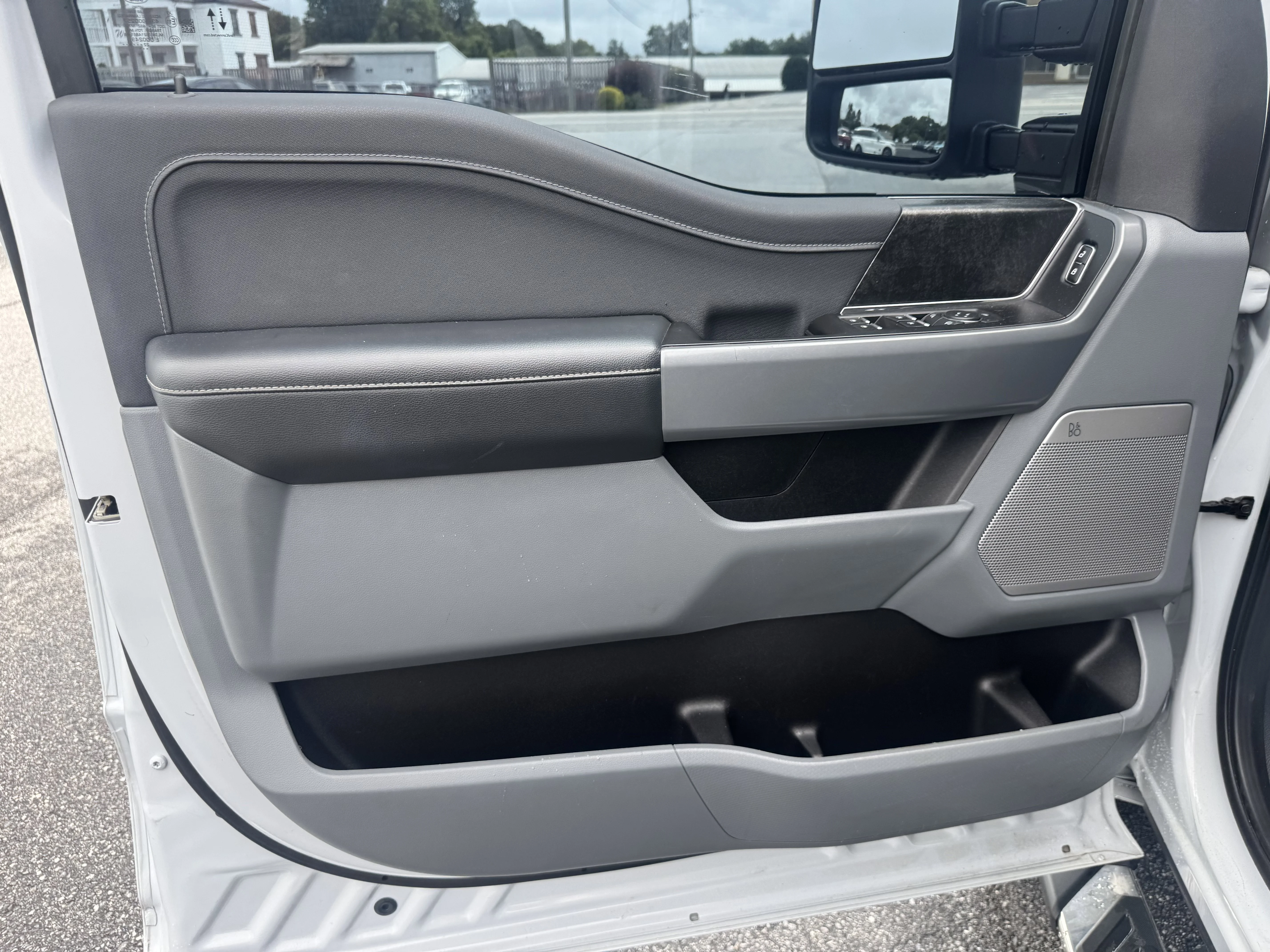 Used 2022 Oxford White Clearcoat Ford XLT image 6