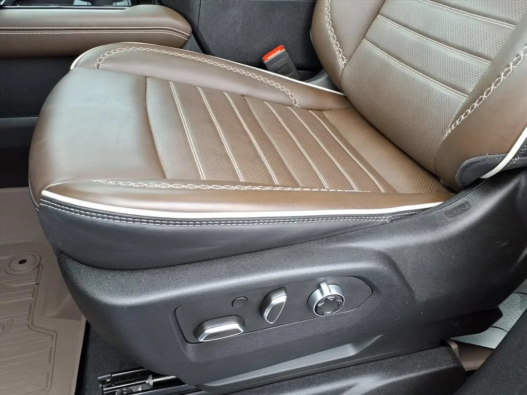 Used 2025 Summit White GMC Denali Ultimate image 4