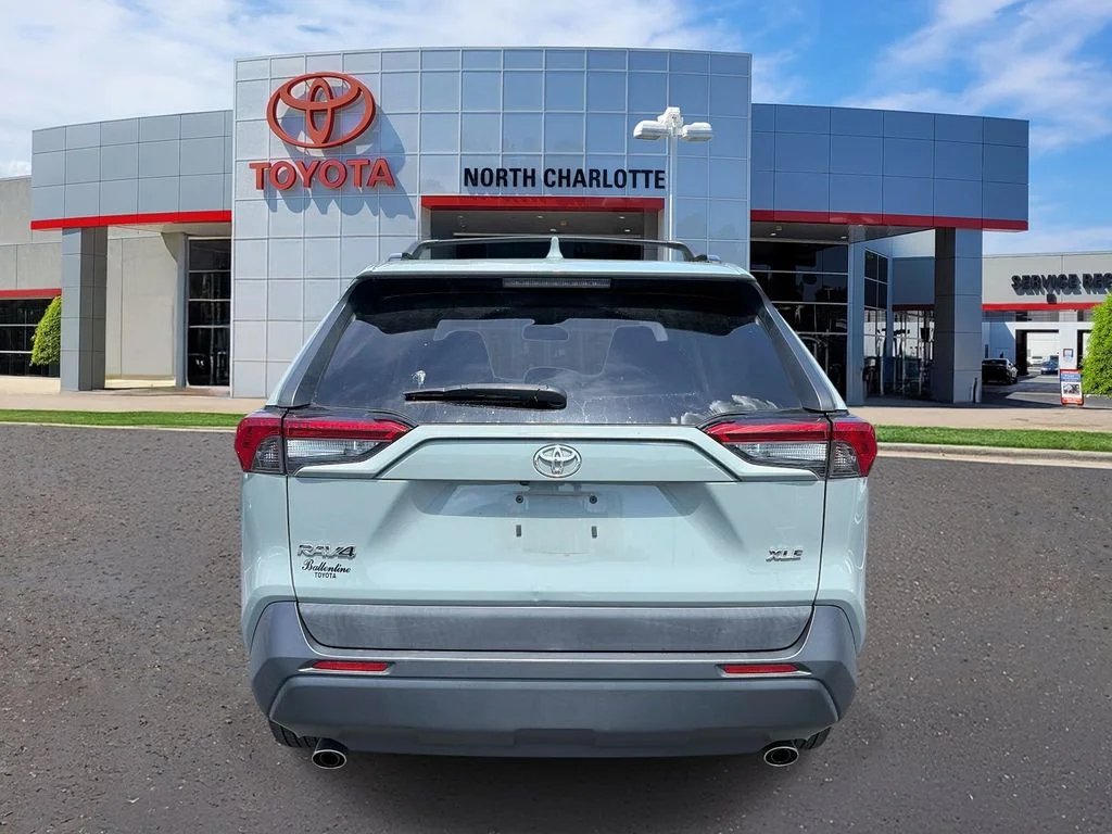 Used 2019  Toyota XLE image 6