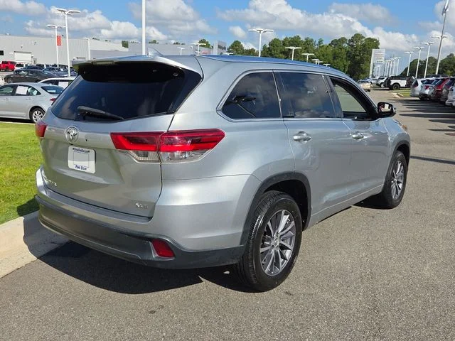 Used 2017 Silver Toyota XLE image 14