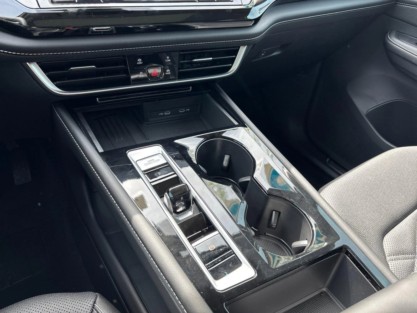 New 2025 Pure White Volkswagen 2.0T SE w/Technology image 26