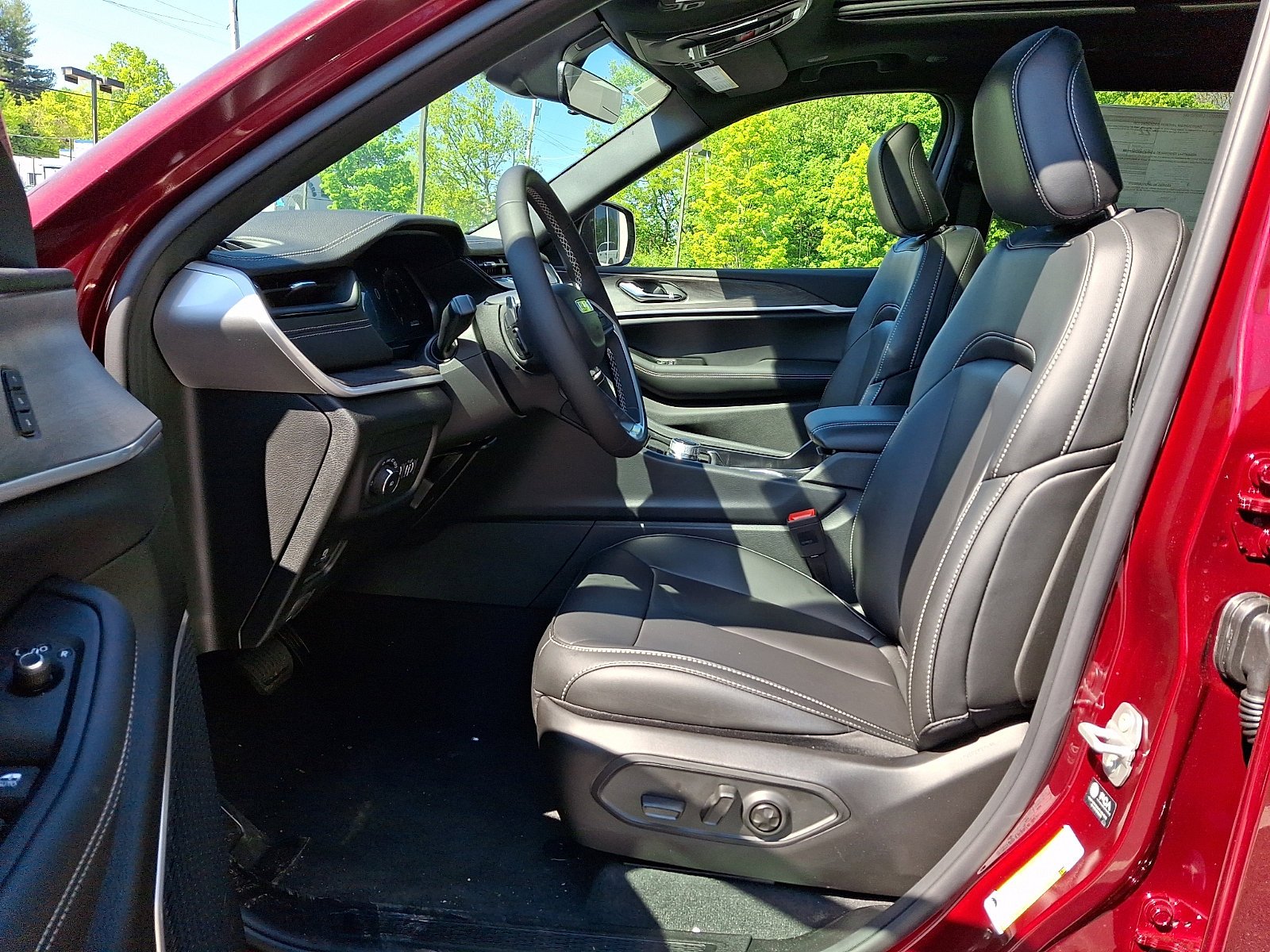 New 2026 Velvet Red Pearl-Coat Exterior Paint Jeep Limited image 9