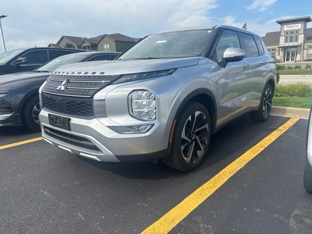 Used 2024 Silver Mitsubishi SE image 2