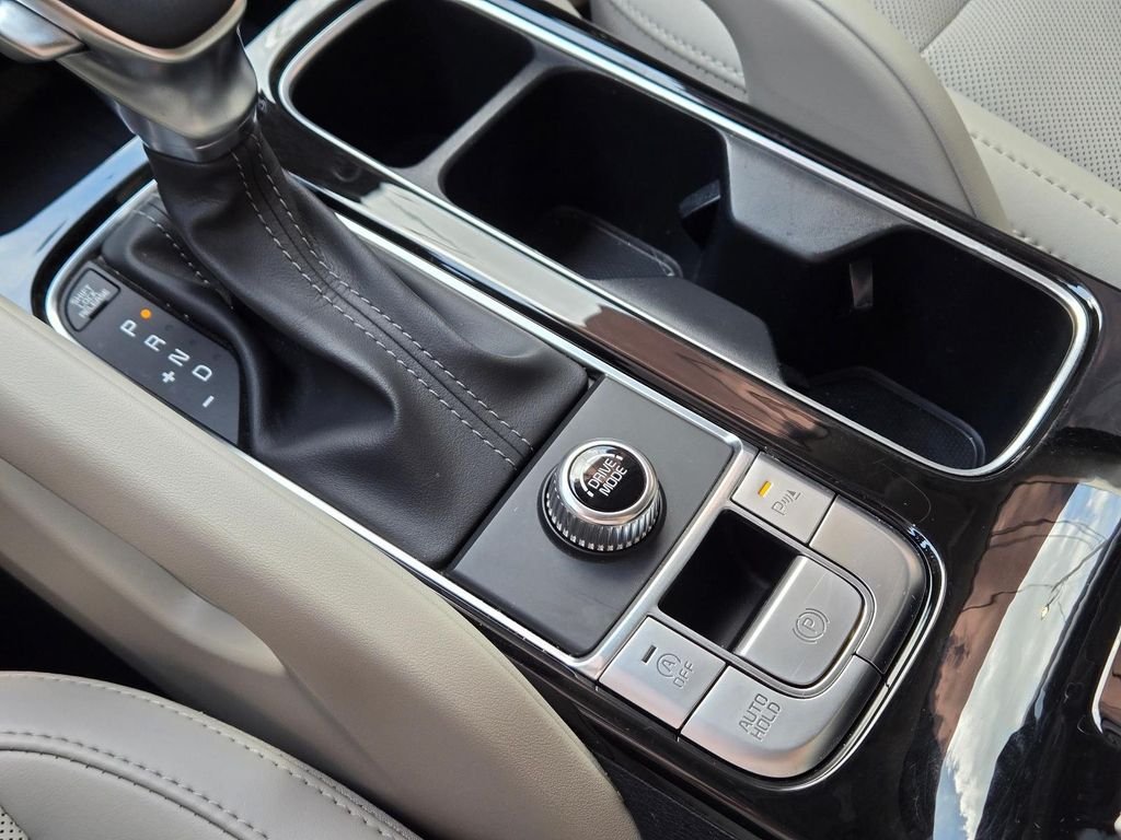 Used 2025 Black Kia S image 32