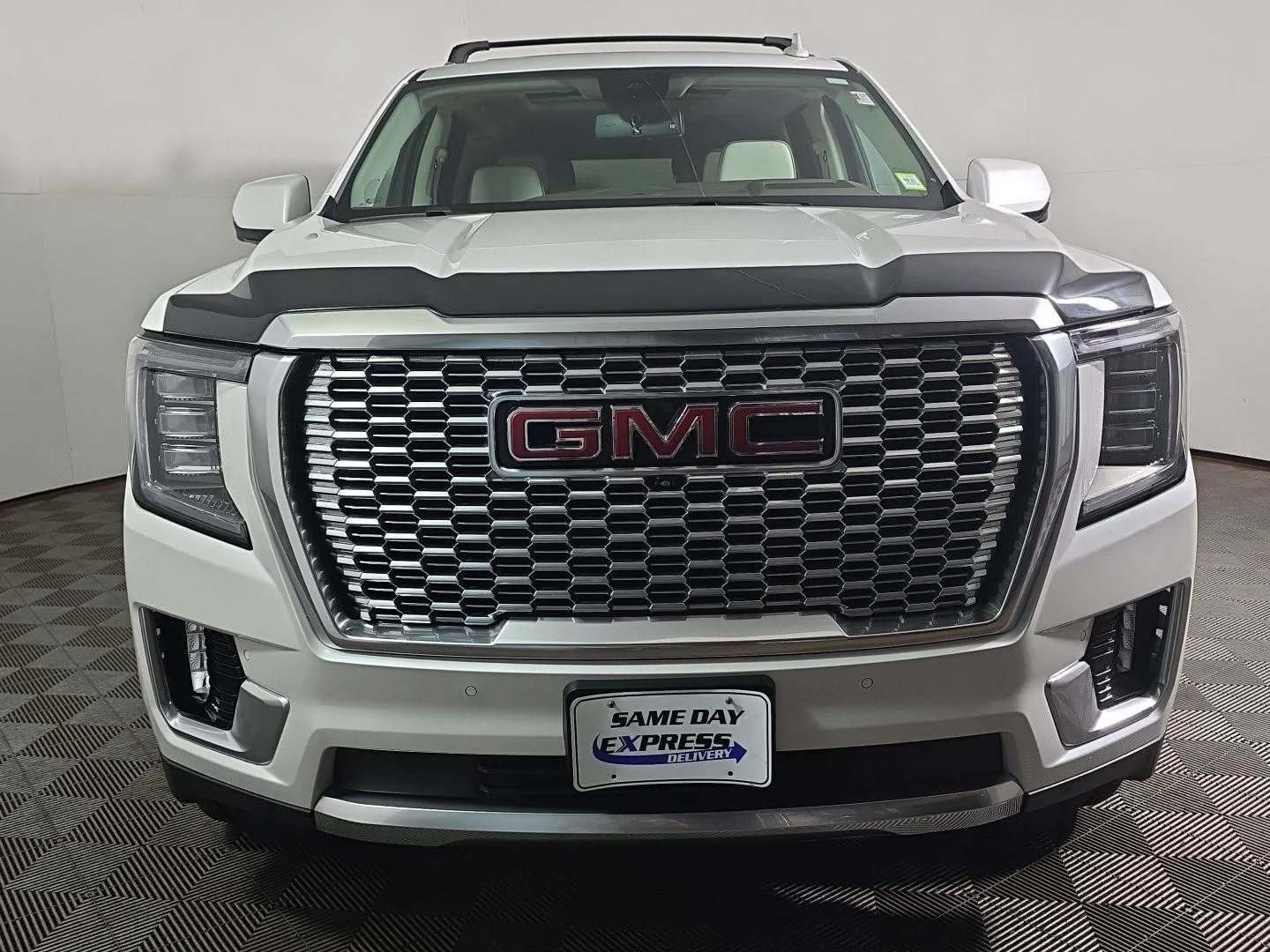 Used 2024 White Frost Tricoat GMC Denali image 8
