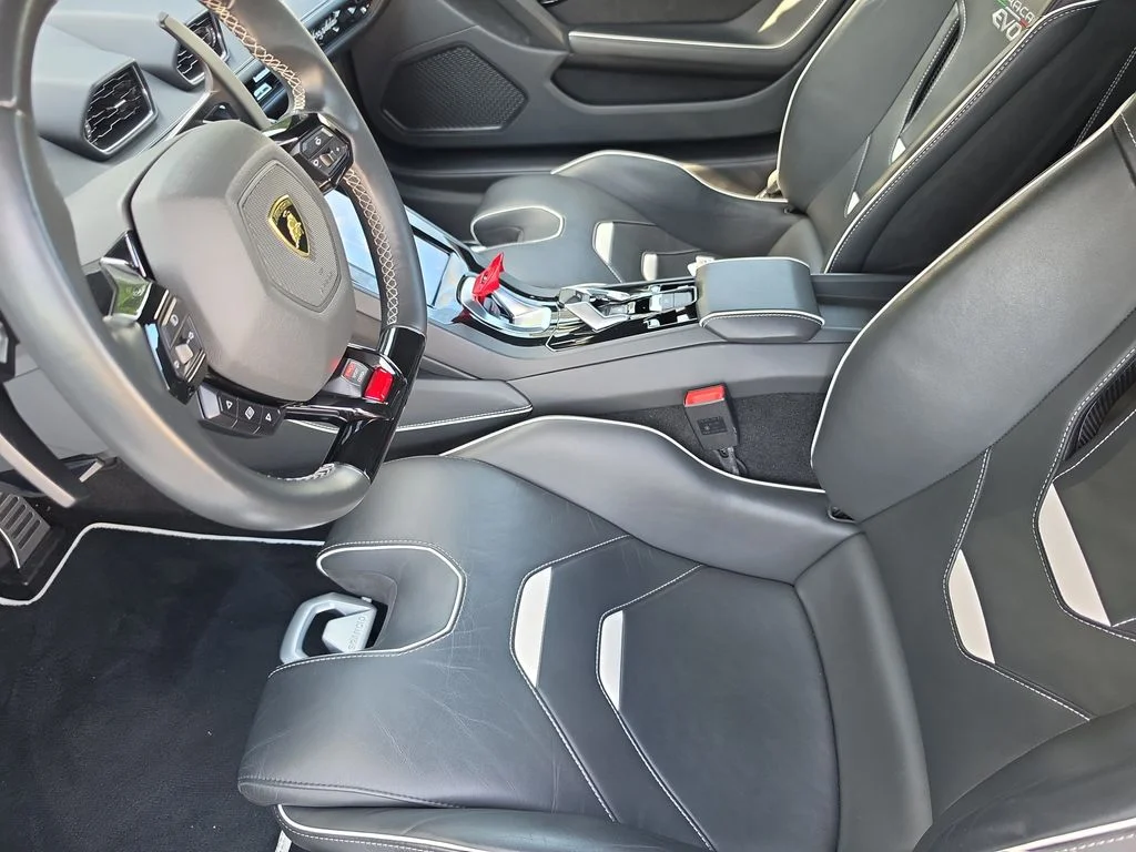 Used 2021 White Lamborghini Base image 13