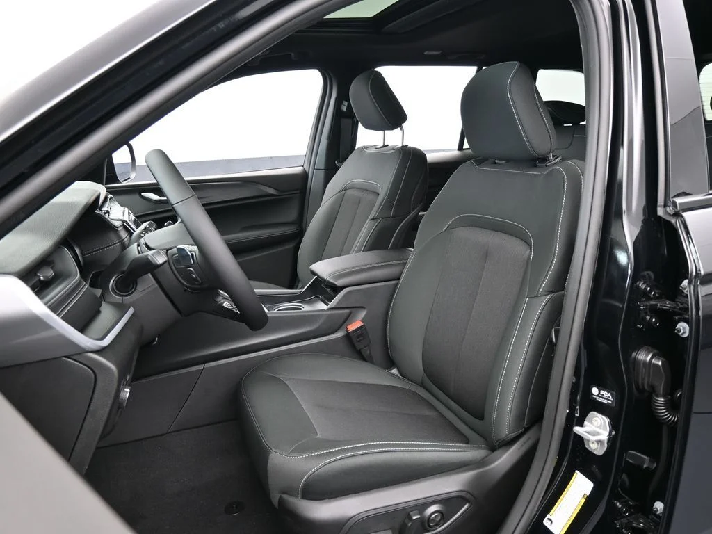 New 2026 Diamond Black Crystal Pearl-Coat Exterior Paint Jeep Laredo X image 10