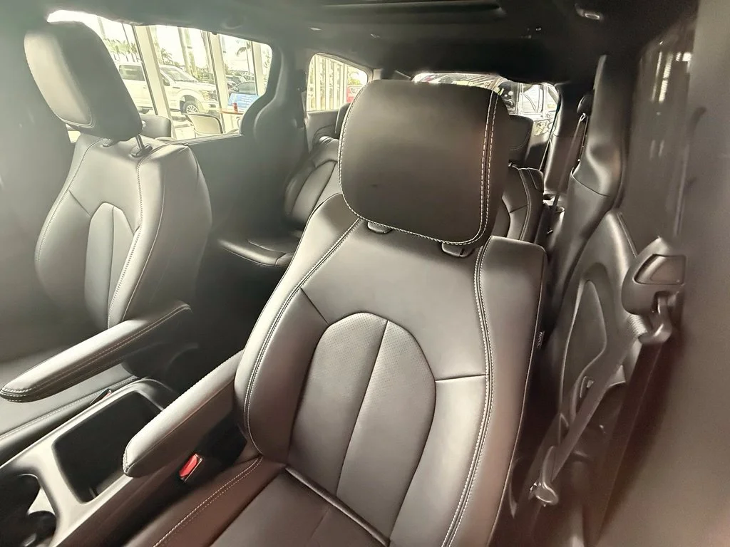 New 2026 Diamond Black Crystal Pearl-Coat Exterior Paint Chrysler Select image 19