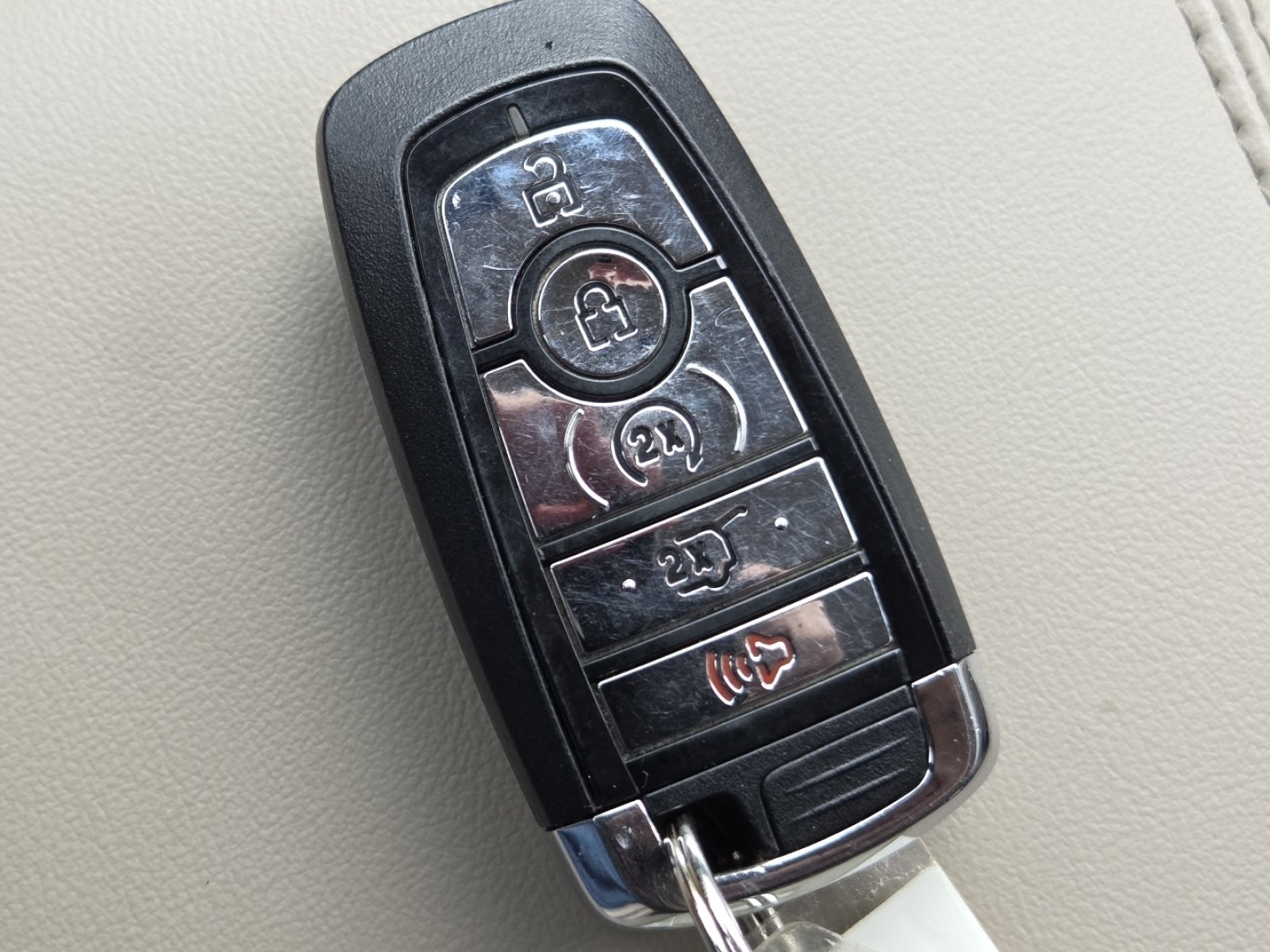 Used 2022 Radiance Metallic Lincoln Reserve image 37