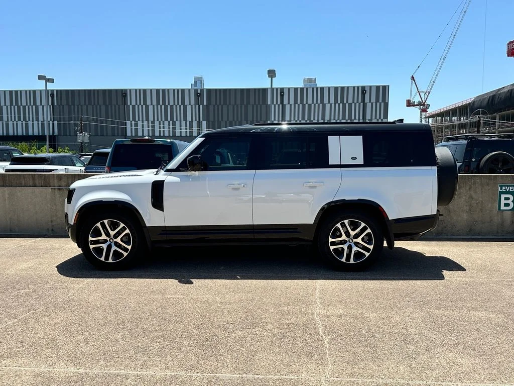 Used 2024 Blue Land Rover X-Dynamic SE image 3