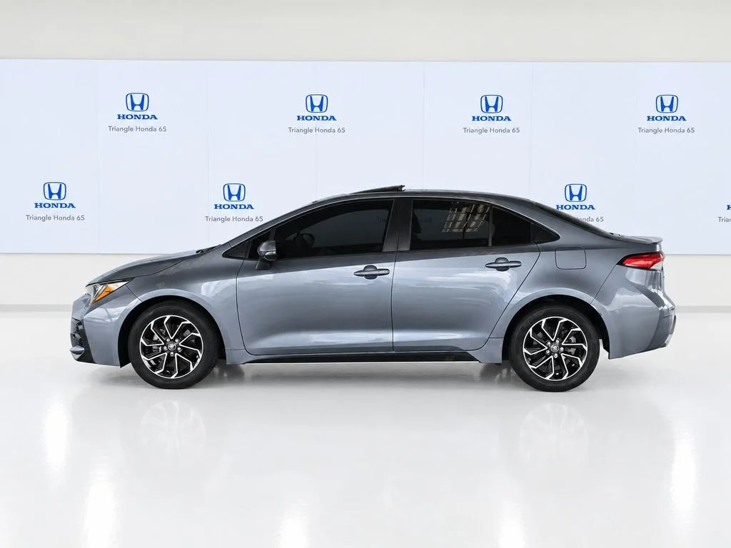 Used 2022  Toyota SE image 3
