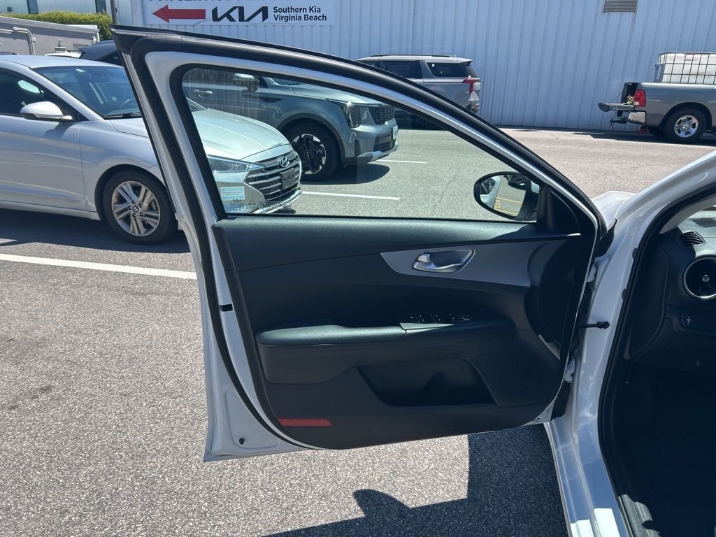 Used 2023 White Kia LXS image 11