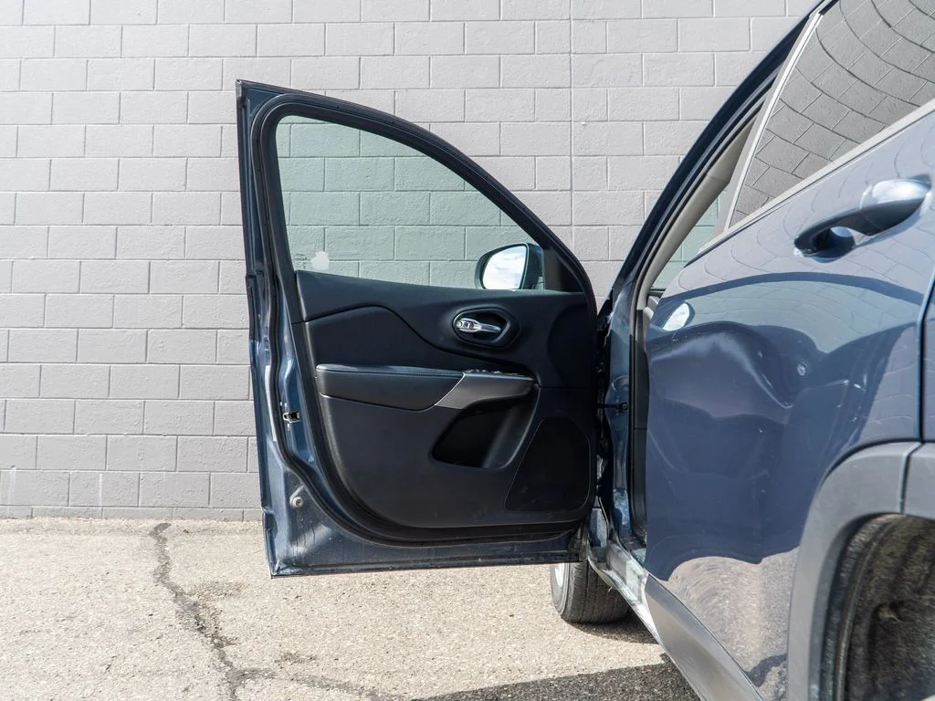 Used 2019 Blue Jeep Latitude image 15