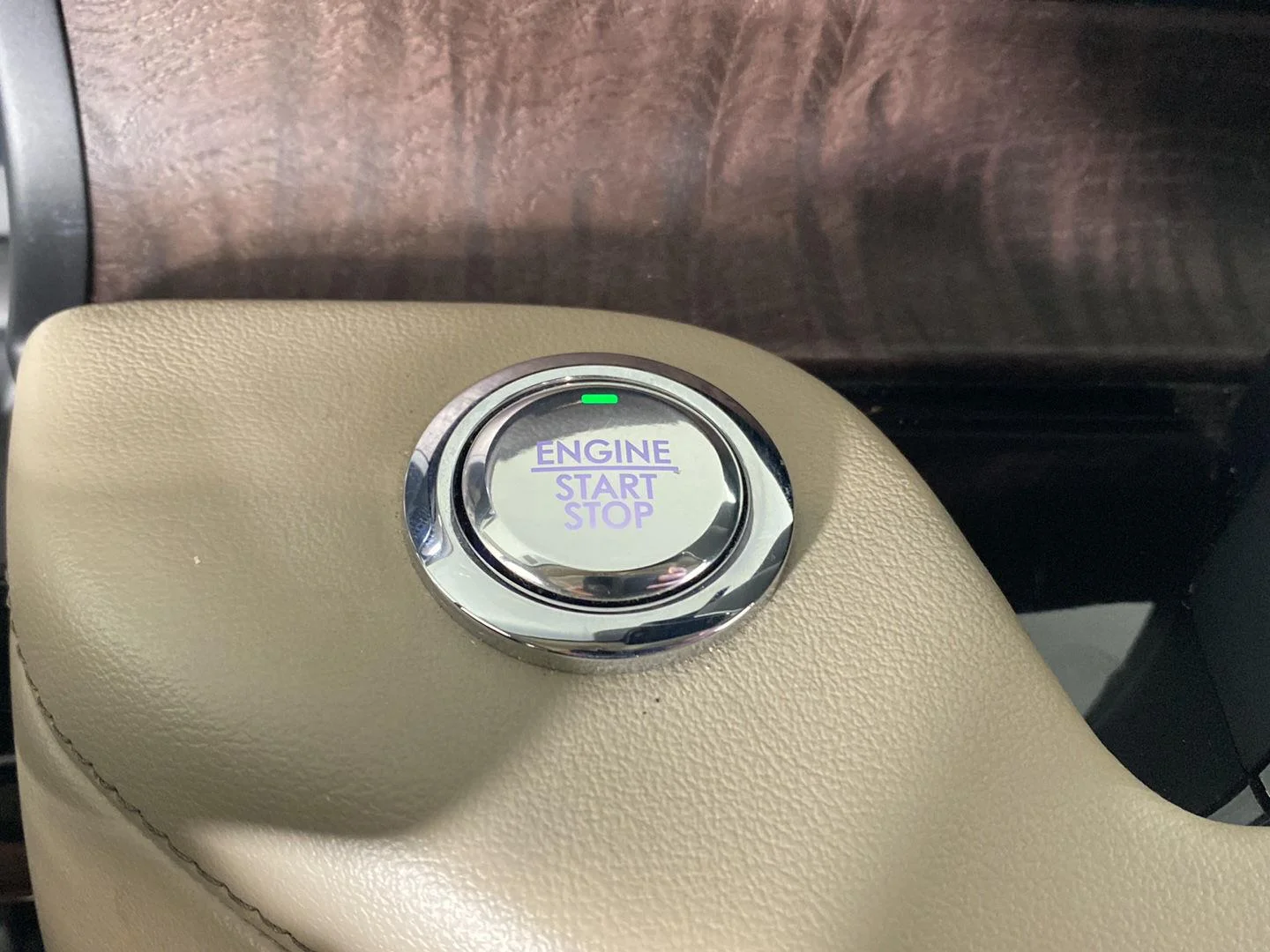 Used 2020 Pristine White Metallic Tri-Coat Lincoln Reserve image 19