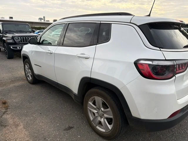 Used 2022 White Jeep Latitude image 5