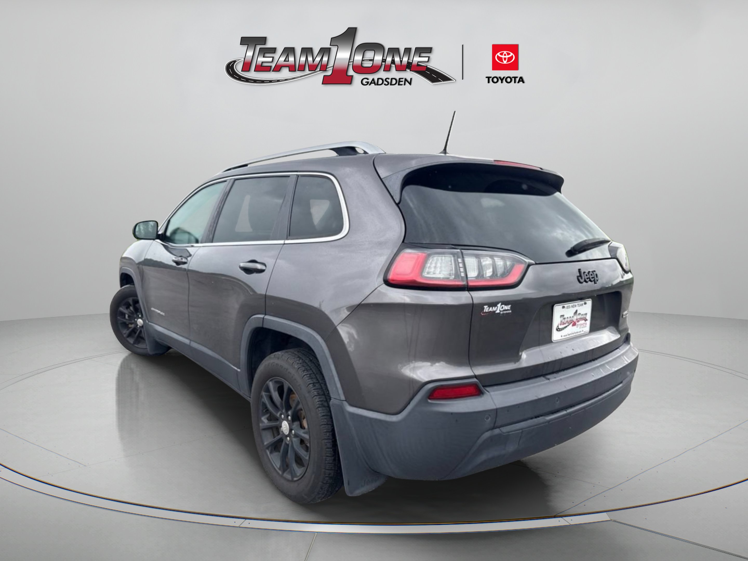 Used 2019 Granite Crystal Metallic Clearcoat Jeep Latitude Plus image 4