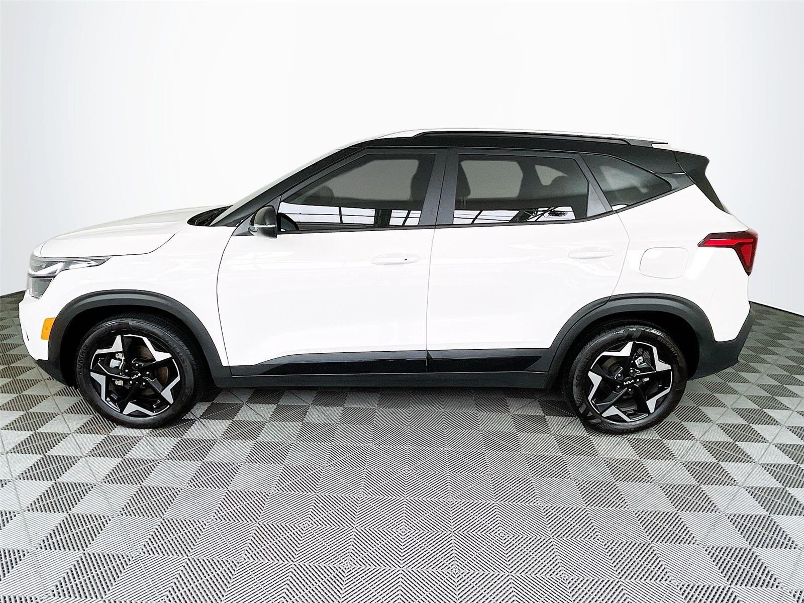 Used 2025 Clear White/Fusion Black Roof Kia S image 4
