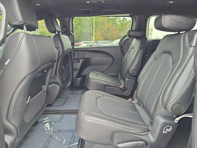 2026 Chrysler Pacifica Select - Photo 13