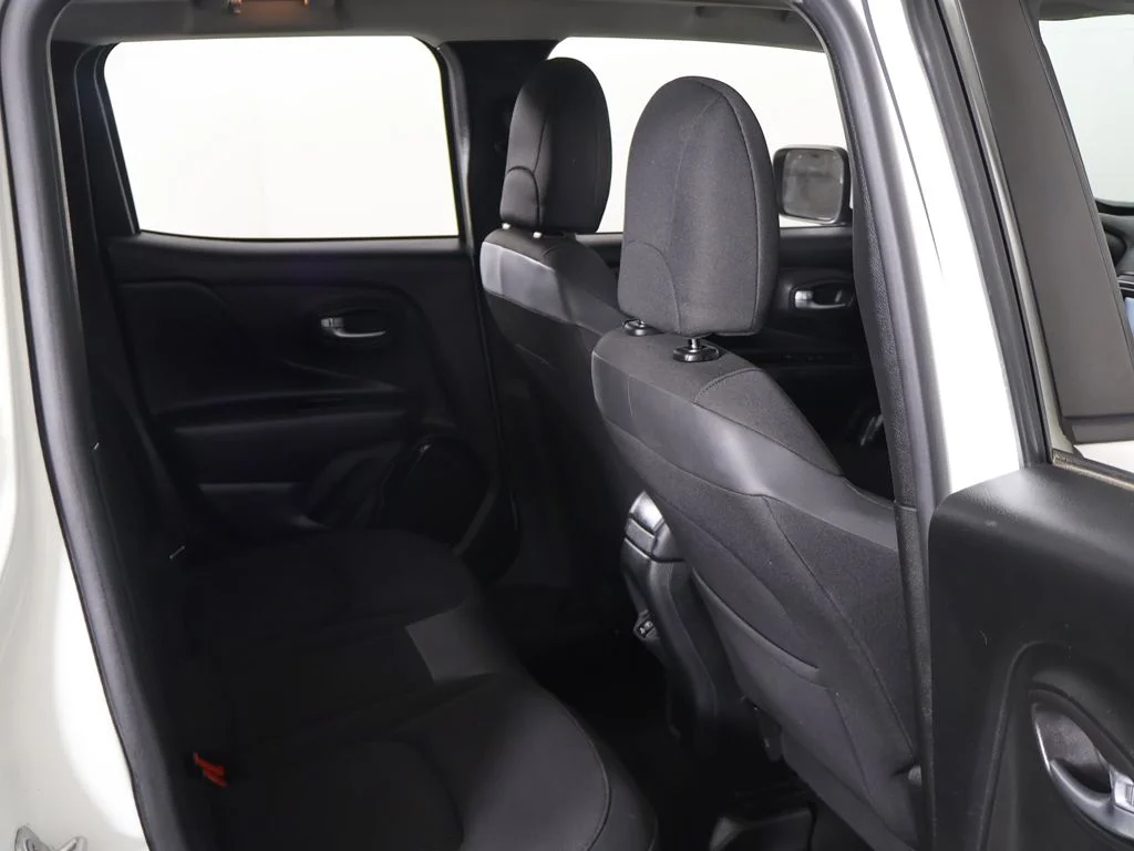 Used 2018 White Jeep Latitude image 25