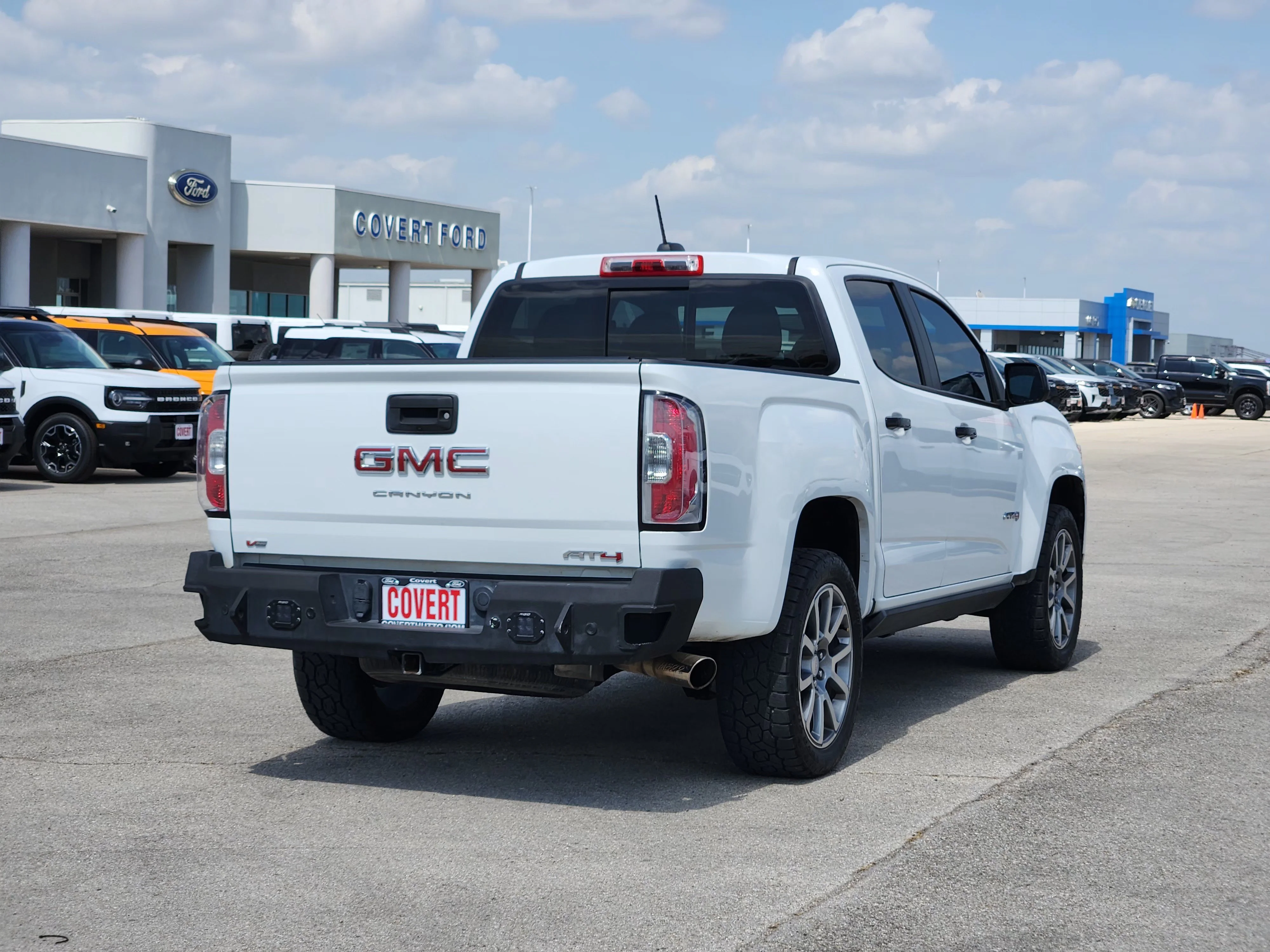 Used 2022 Summit White GMC AT4 w/Leather image 7