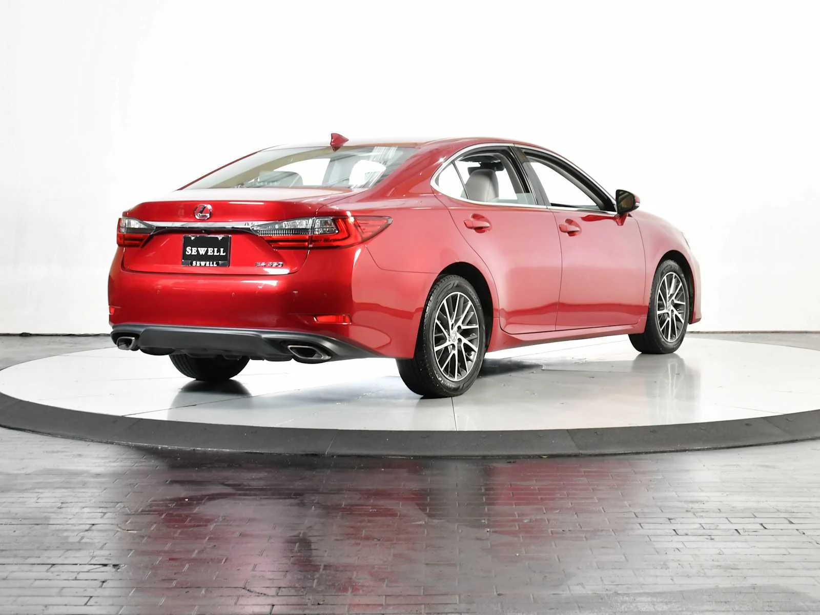 Used 2018 Matador Red Mica Lexus  image 7