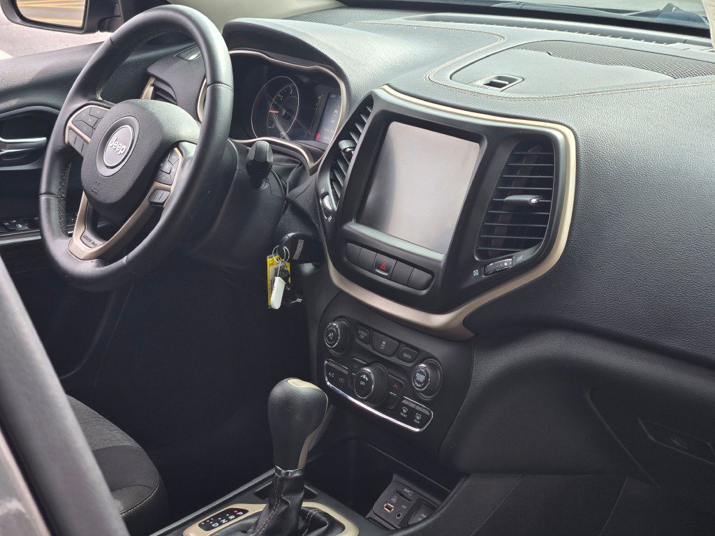 Used 2014 Crystal Metallic Jeep Latitude image 7