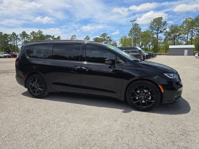 New 2026 Diamond Black Crystal Pearl-Coat Exterior Paint Chrysler Limited image 2