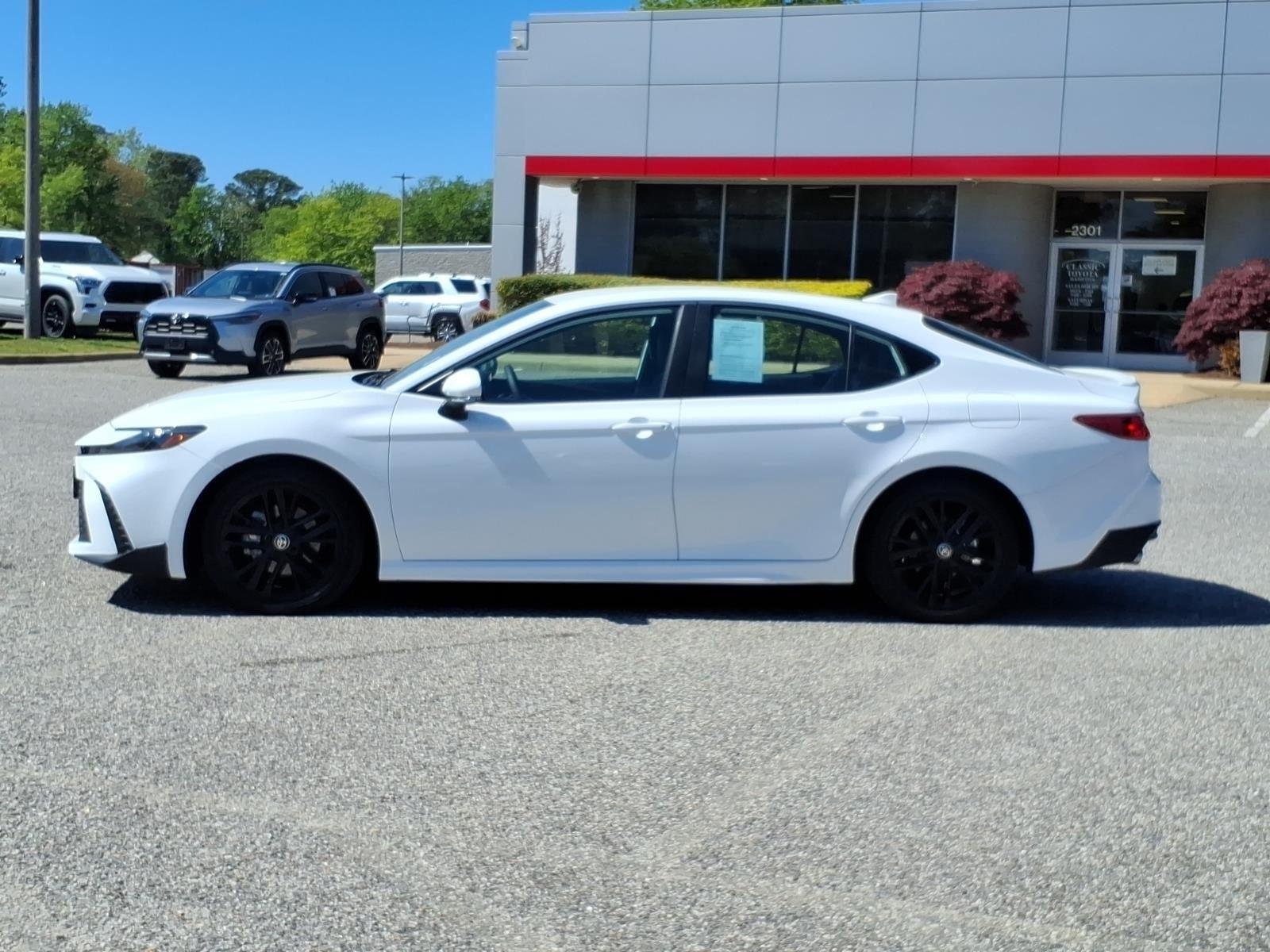 Used 2025 Ice Cap Toyota SE image 3