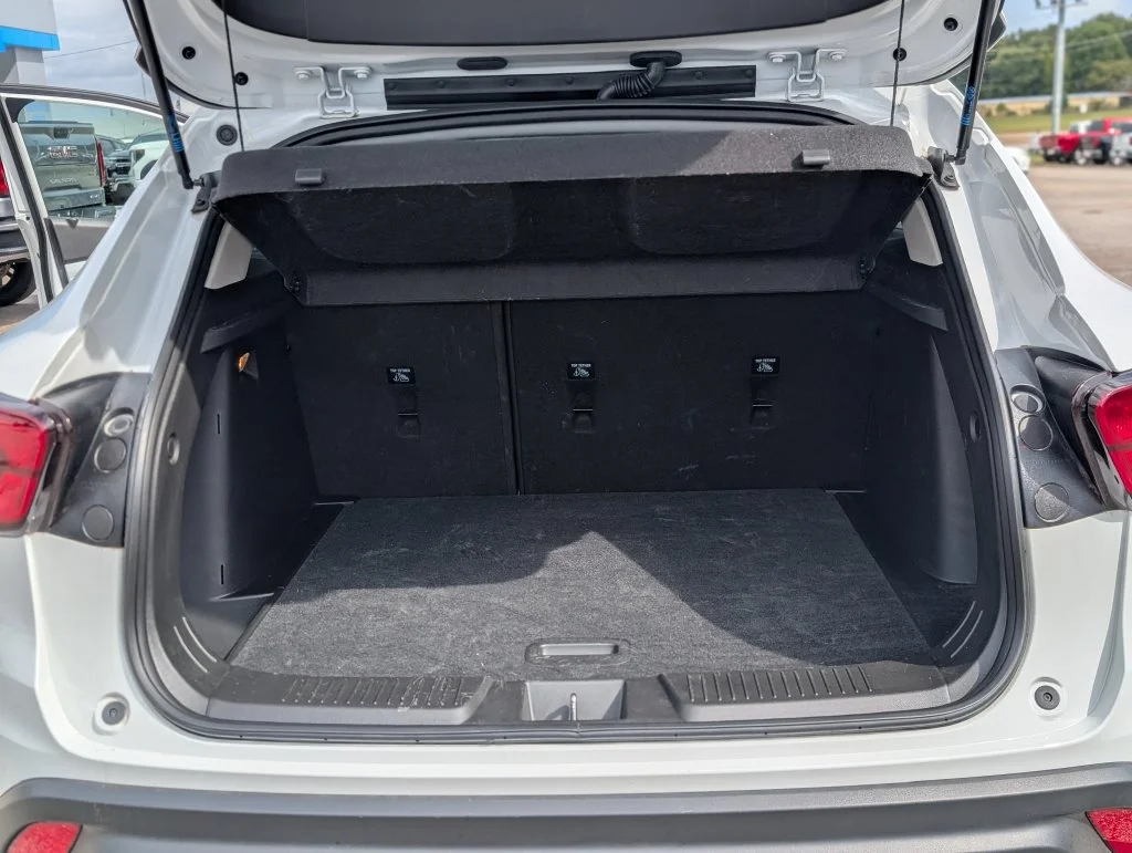 Used 2025 Summit White Chevrolet LT image 29