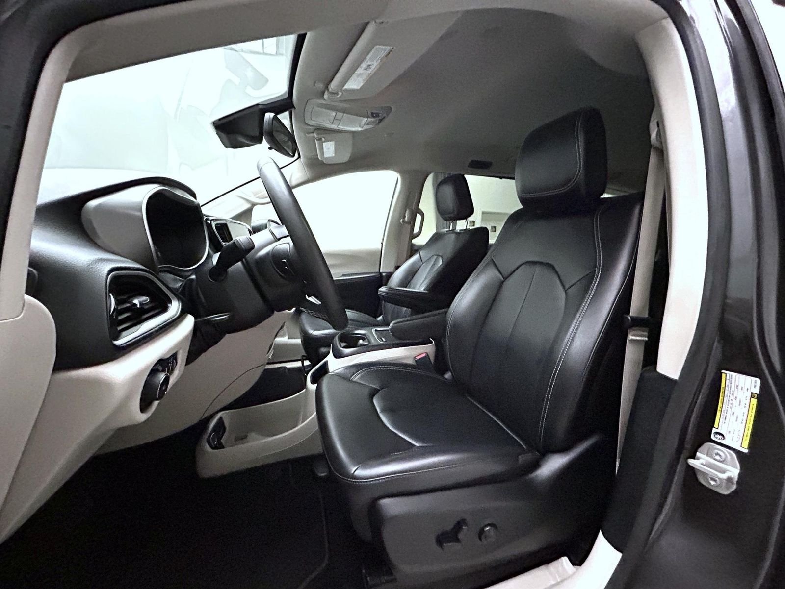 Used 2023 Gray Chrysler Touring L image 10