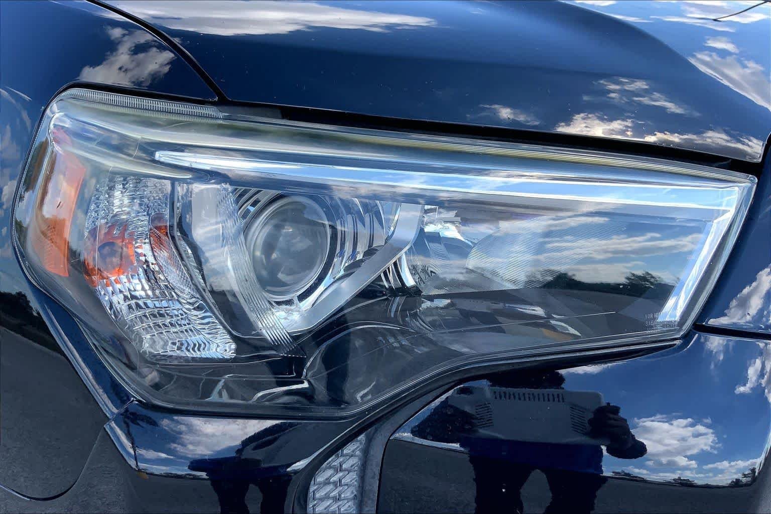 Used 2018 Midnight Black Metallic Toyota SR5 Premium image 27