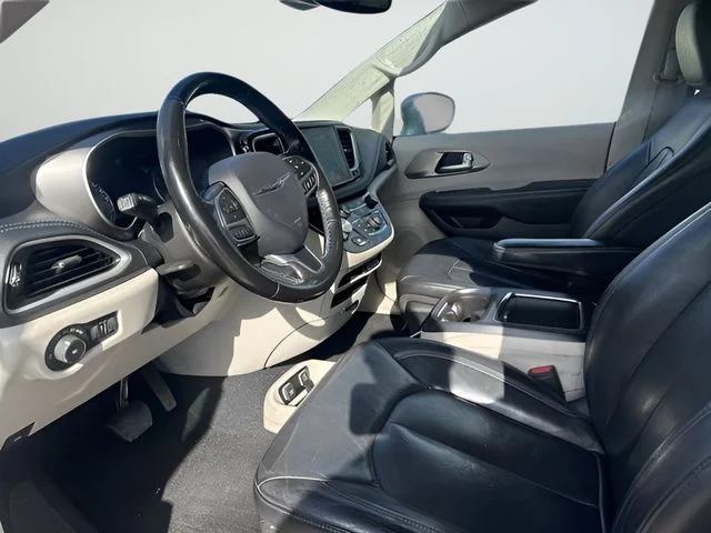 Used 2021 Silver Chrysler Touring L image 9