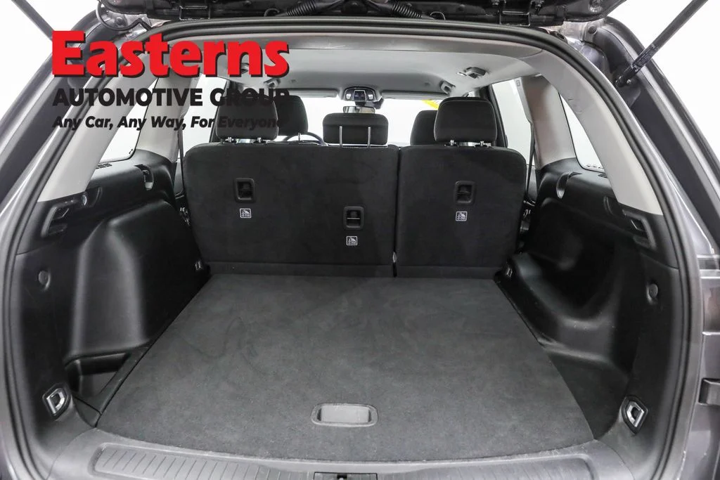 Used 2023 Gray Jeep Laredo image 9