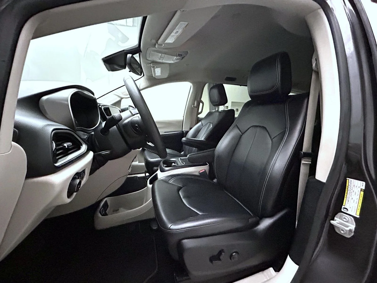 Used 2023 Gray Chrysler Touring L image 10
