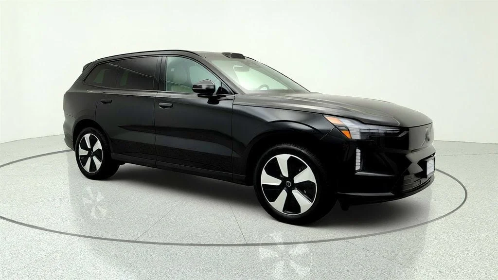 Used 2025 Onyx Black Metallic Volvo Twin Motor Performance Plus 6-Seater w/ Panoramic Roof image 3