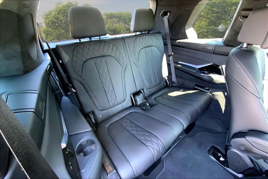 Used 2024 Gray BMW M60i image 25