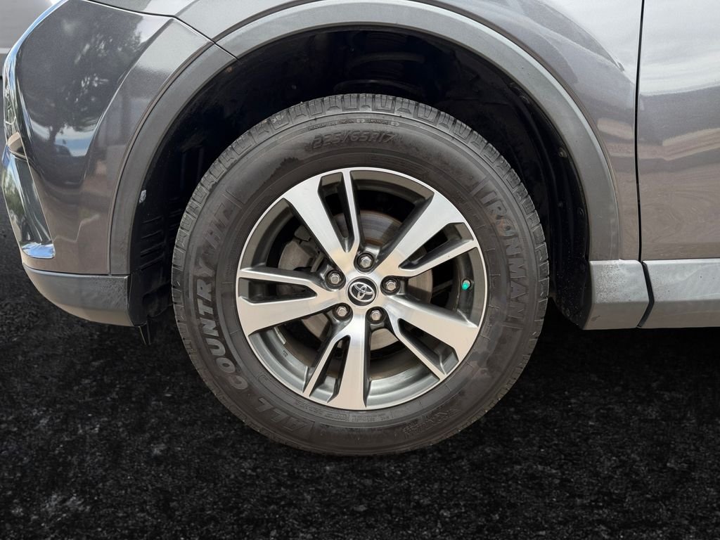 Used 2018 Gray Toyota XLE image 27