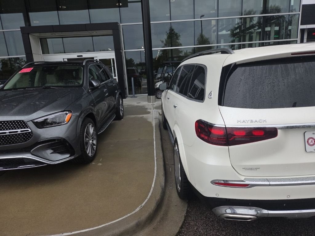 Certified Used 2024 MANUFAKTUR Diamond White Metallic Mercedes-Benz Maybach GLS 600 image 7