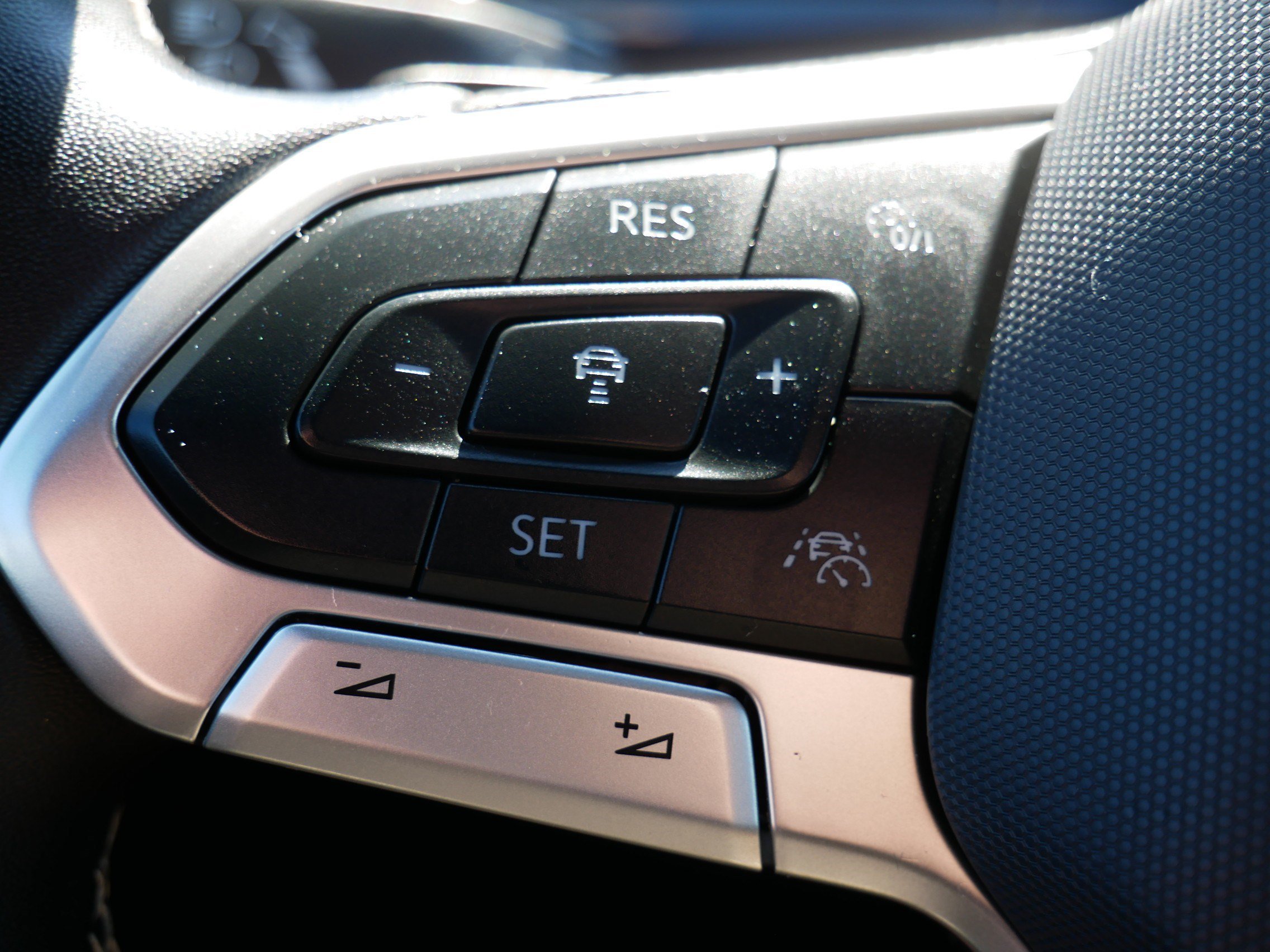 2024 Volkswagen Atlas Cross Sport SE w/Tech - Photo 27