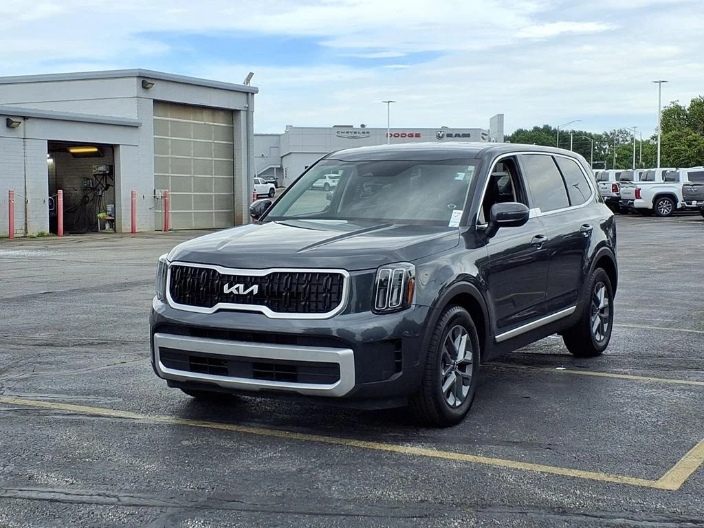 Used 2024 Kia Telluride LX with VIN 5XYP2DGC5RG420635 for sale in Kansas City
