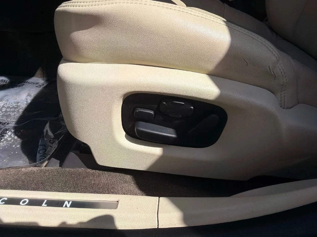 Used 2015 Silver Lincoln Base image 20
