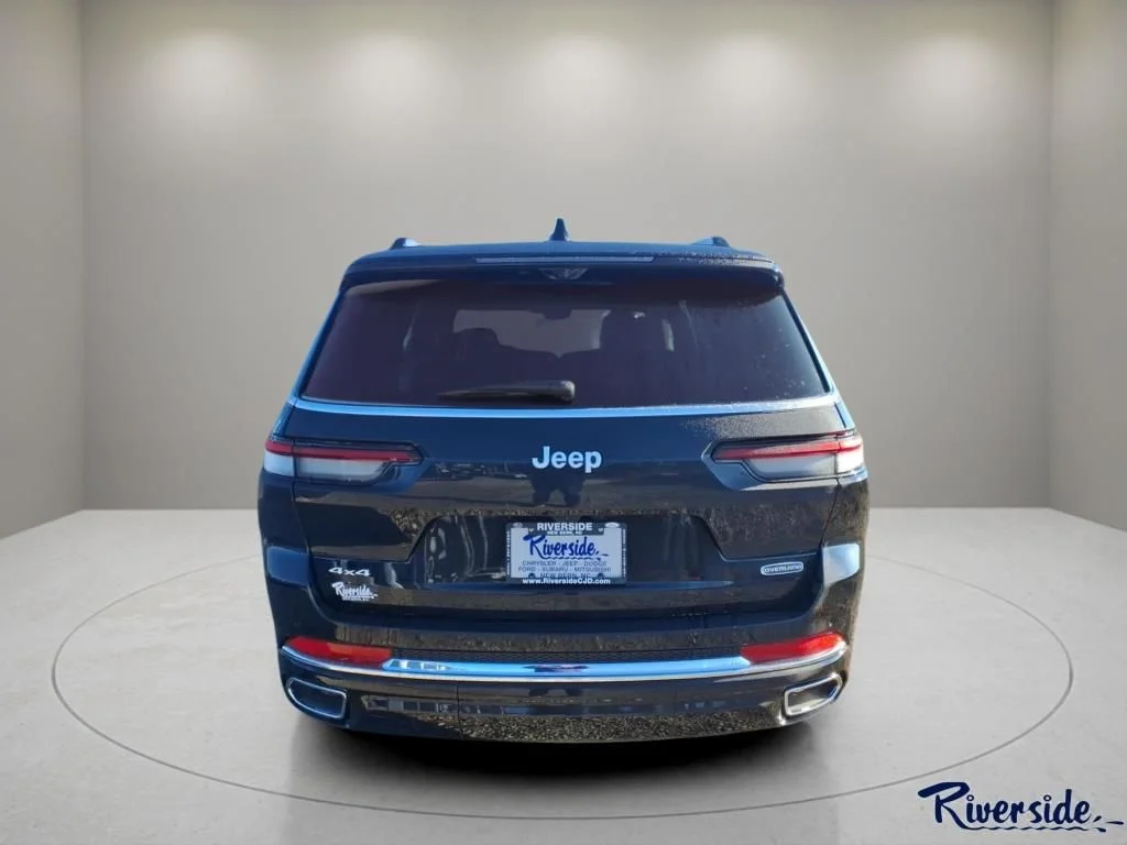 New 2025 Diamond Black Crystal Pearl-Coat Exterior Paint Jeep Overland image 2