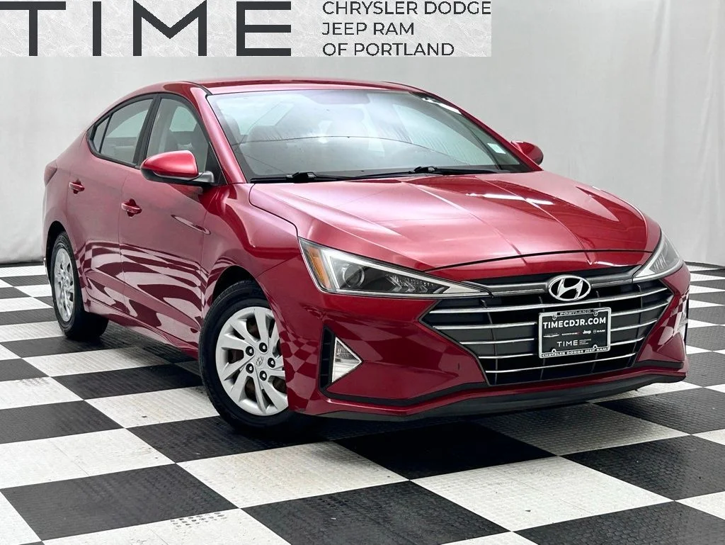 Used 2019 Red Hyundai SE image 1